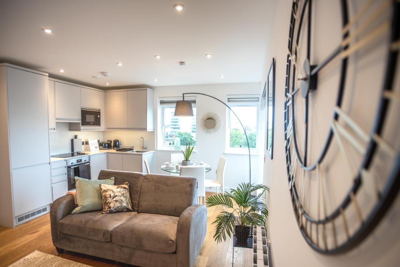 Luxe & Stylish 1 & 2 Bed Flats Near Heathrow, Legoland, & Windsor סלאו מראה חיצוני תמונה