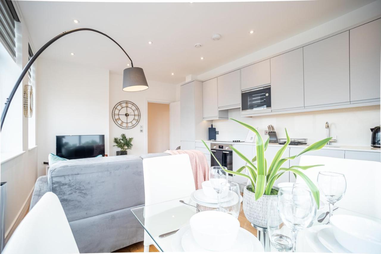 Luxe & Stylish 1 & 2 Bed Flats Near Heathrow, Legoland, & Windsor סלאו מראה חיצוני תמונה