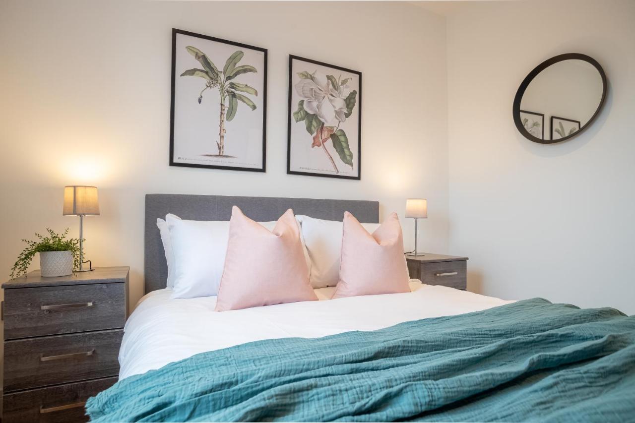Luxe & Stylish 1 & 2 Bed Flats Near Heathrow, Legoland, & Windsor סלאו מראה חיצוני תמונה