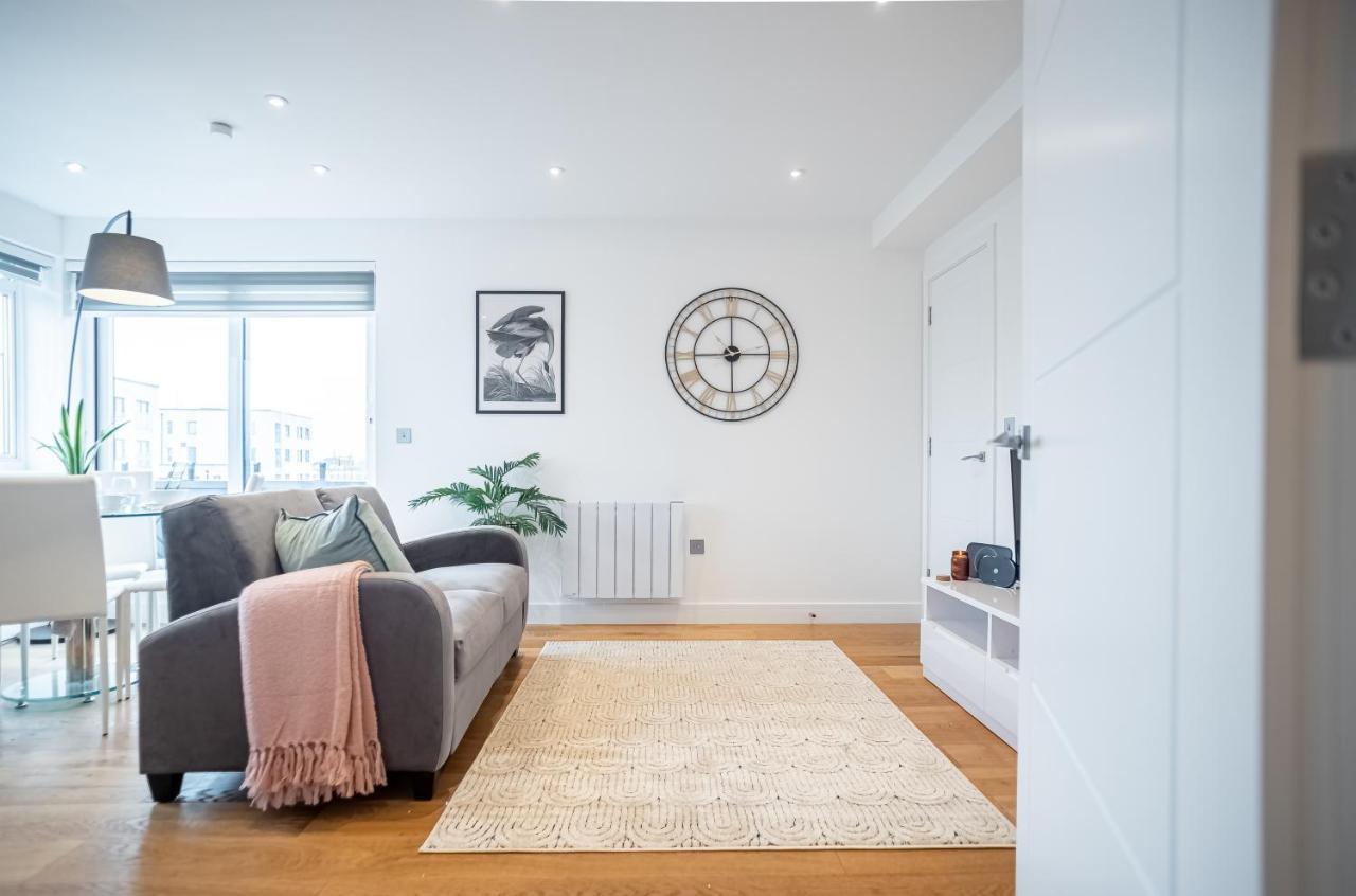 Luxe & Stylish 1 & 2 Bed Flats Near Heathrow, Legoland, & Windsor סלאו מראה חיצוני תמונה