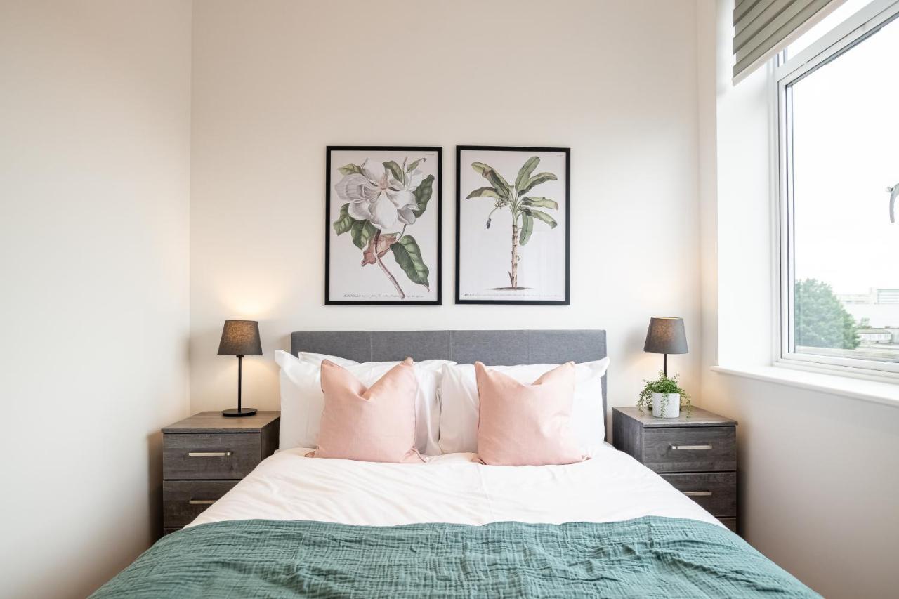 Luxe & Stylish 1 & 2 Bed Flats Near Heathrow, Legoland, & Windsor סלאו מראה חיצוני תמונה