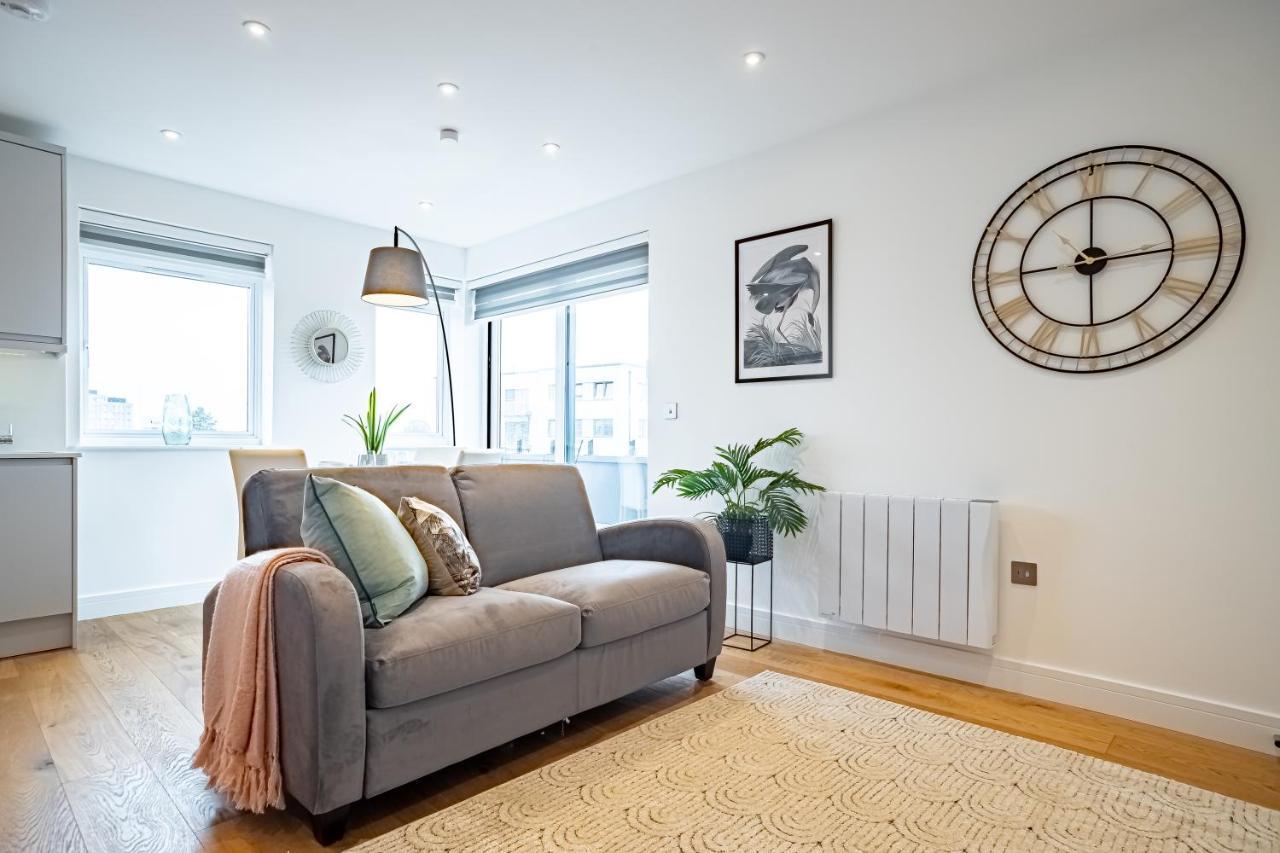 Luxe & Stylish 1 & 2 Bed Flats Near Heathrow, Legoland, & Windsor סלאו מראה חיצוני תמונה