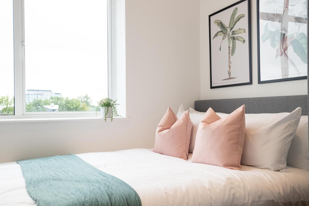 Luxe & Stylish 1 & 2 Bed Flats Near Heathrow, Legoland, & Windsor סלאו מראה חיצוני תמונה