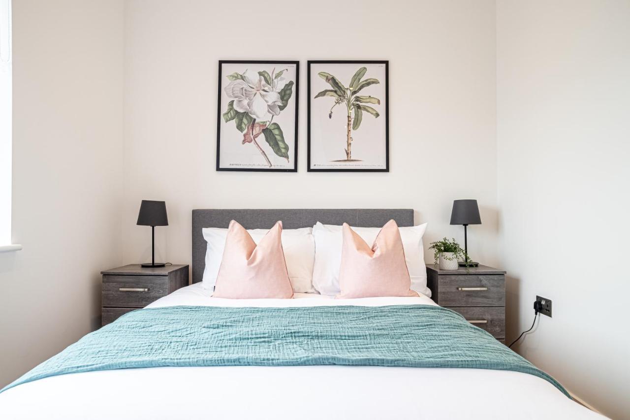 Luxe & Stylish 1 & 2 Bed Flats Near Heathrow, Legoland, & Windsor סלאו מראה חיצוני תמונה