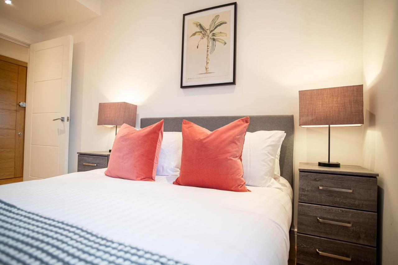 Luxe & Stylish 1 & 2 Bed Flats Near Heathrow, Legoland, & Windsor סלאו מראה חיצוני תמונה