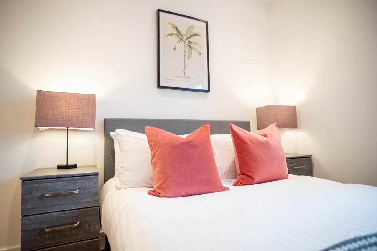 Luxe & Stylish 1 & 2 Bed Flats Near Heathrow, Legoland, & Windsor סלאו מראה חיצוני תמונה